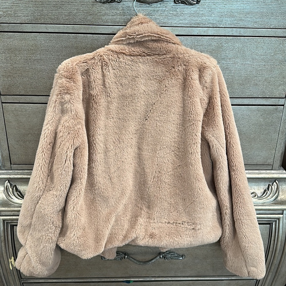 NWOT Women’s Furry Jacket - Picture 3 of 4